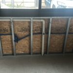 Cañerías eléctricas y sanitarias embutidas en estructura de steel framing antes del cierre de muros