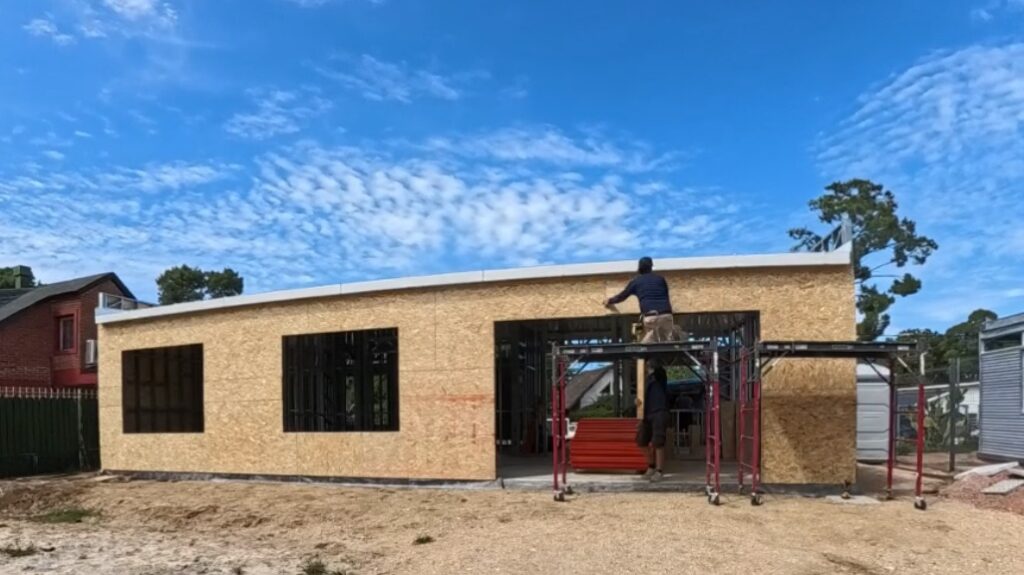 Paneles OSB tipo 3 fijados sobre estructura de acero galvanizado para rigidización de muros