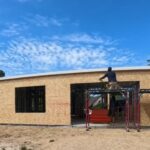 Paneles OSB tipo 3 fijados sobre estructura de acero galvanizado para rigidización de muros