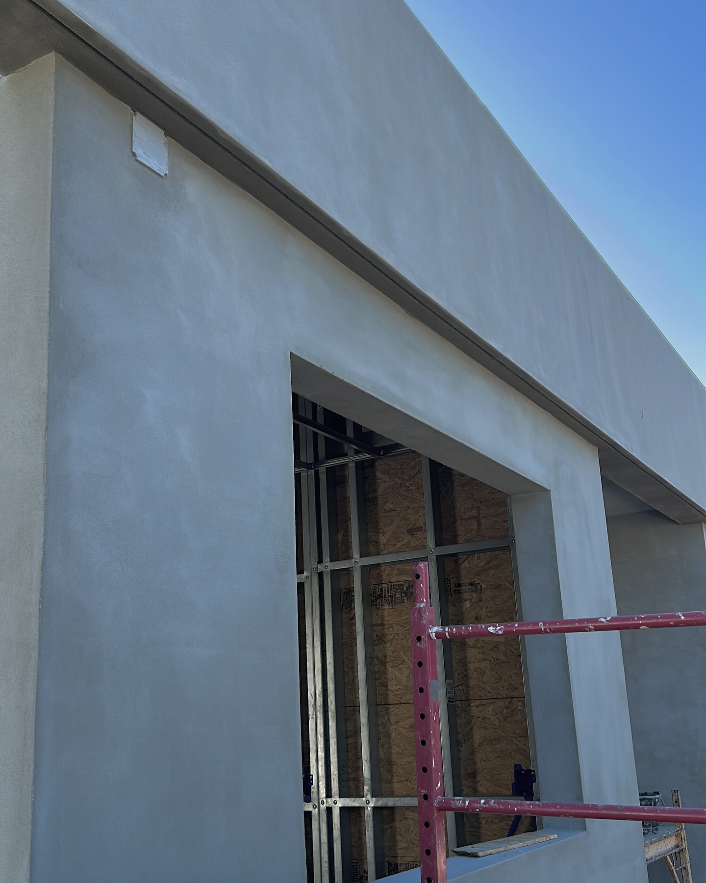 Aplicación de base coat en fachada de steel framing