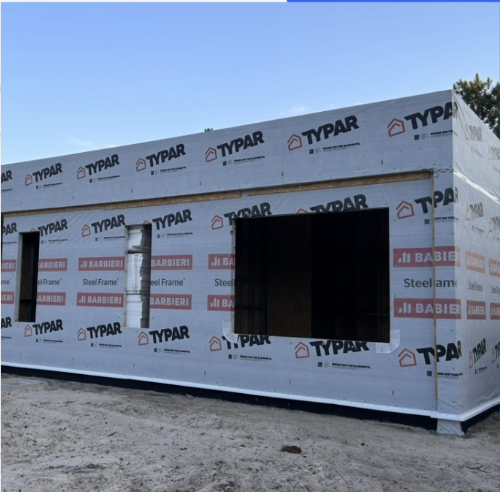Colocación de membrana hidrófuga sobre muros de steel framing